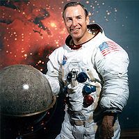 美国宇航员吉姆·洛威尔出生